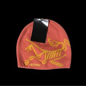 Arc’teryx beanie pink